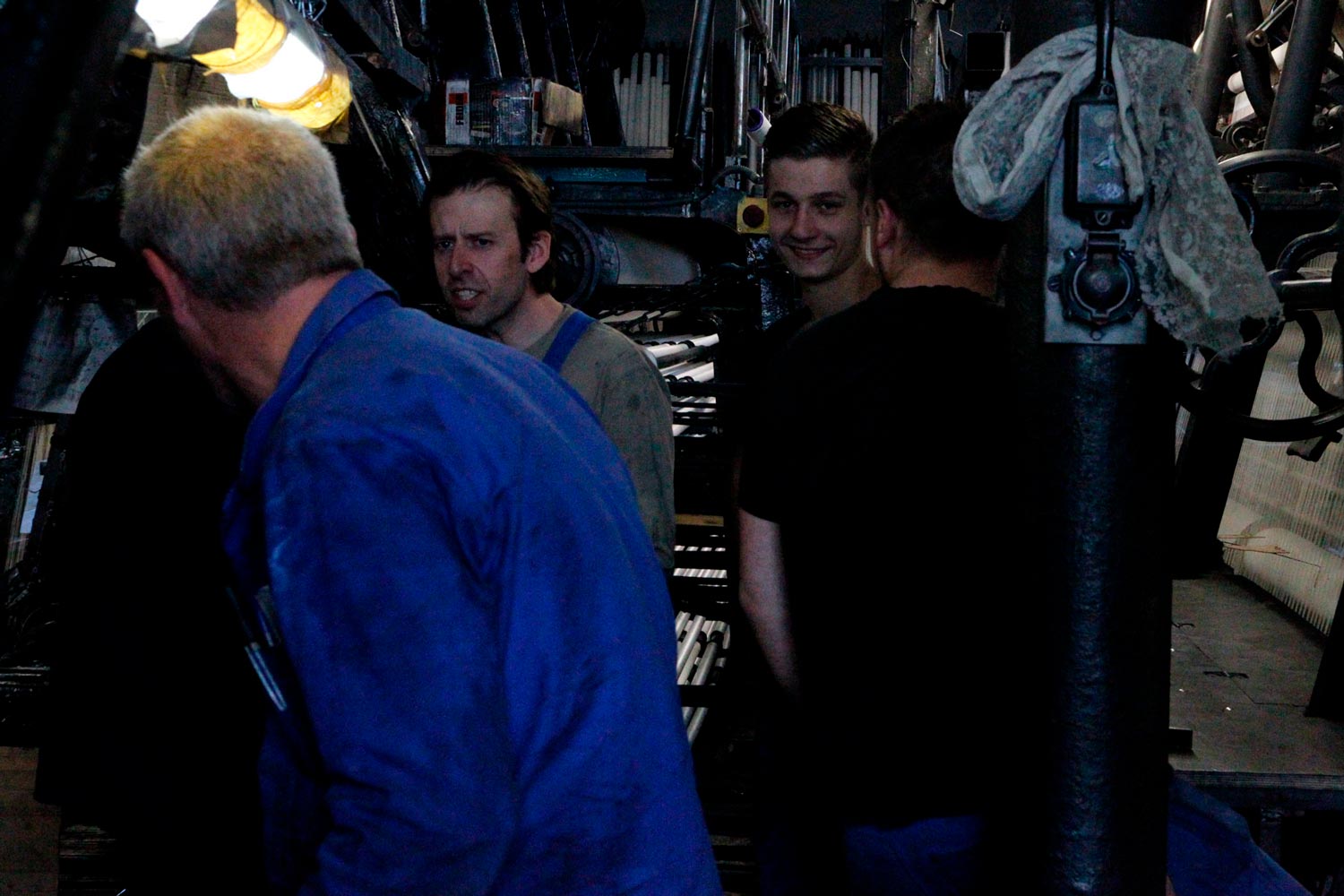 Der junge Arbeiter Matthieu unterhält sich mit anderen Arbeitern in der Textilfirma Codentel  Fotografie von Heiko Schäfer