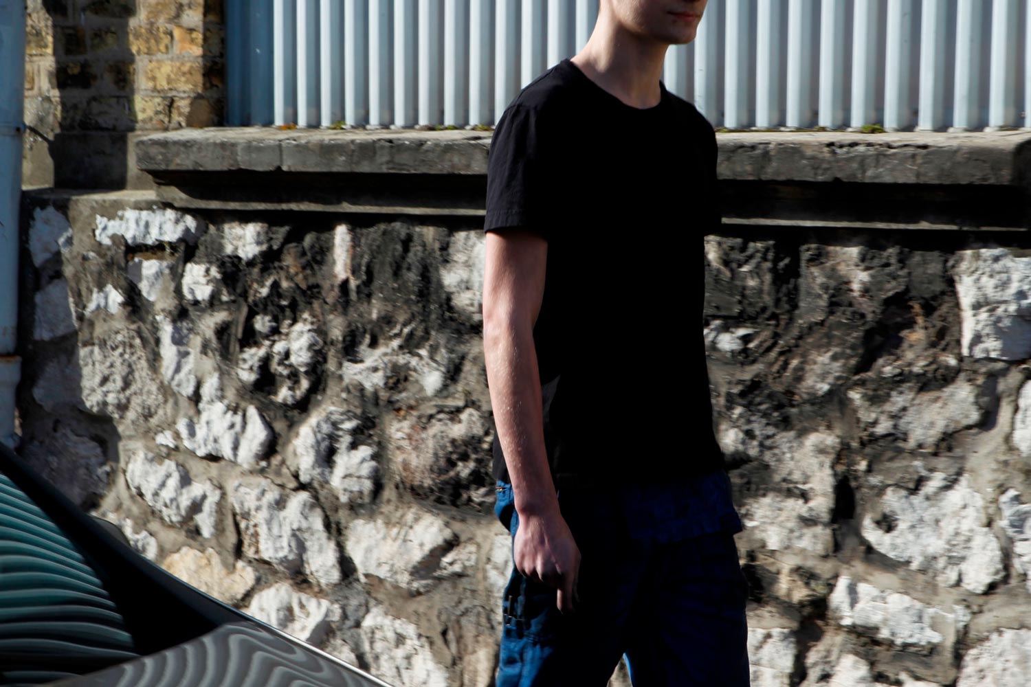 Der junge Arbeiter Matthieu läuft vor der Textilfirma Codentel  Fotografie von Heiko Schäfer