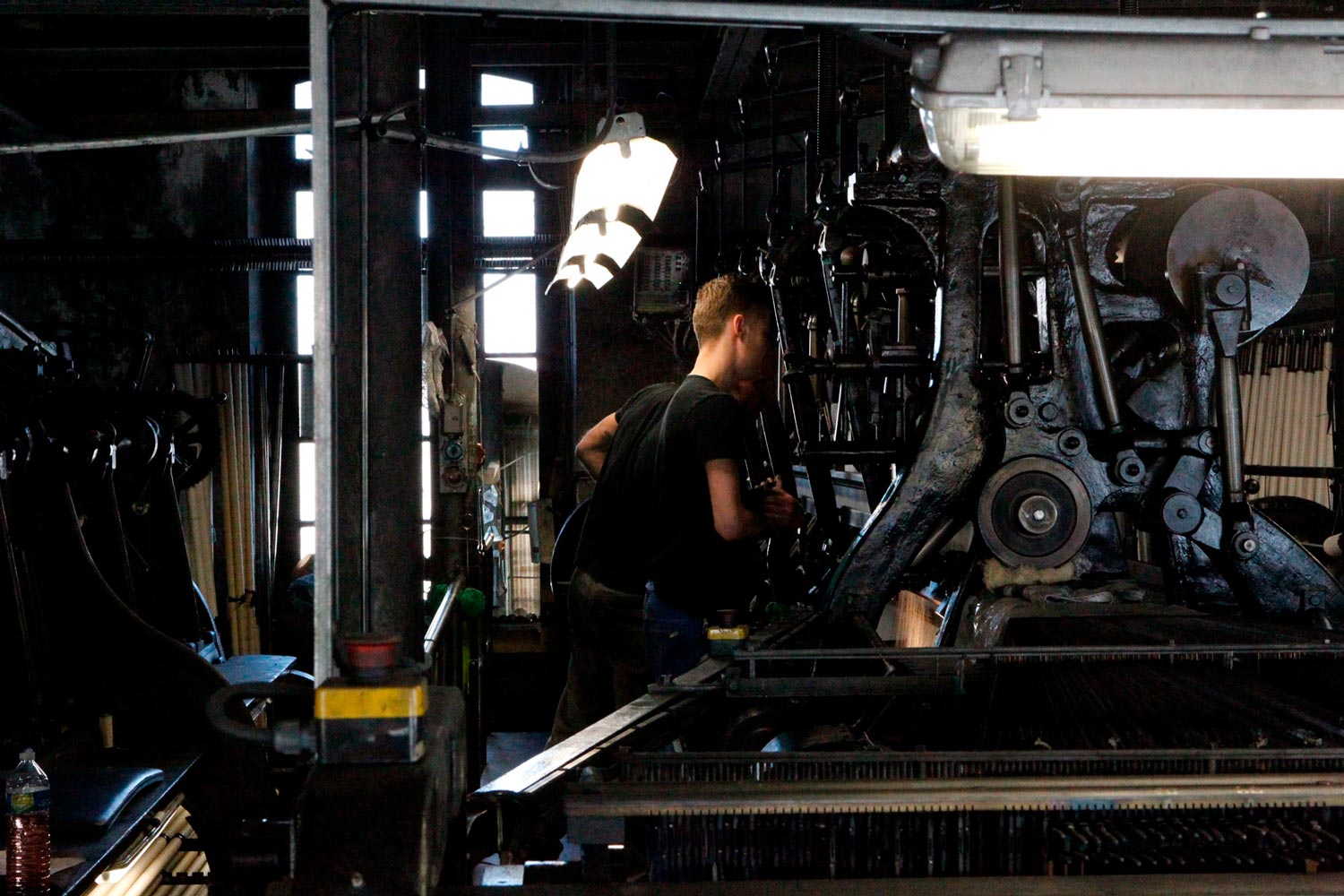 Der junge Arbeiter Matthieu arbeitet mit seinem Vater am Leavers Webstuhl in der Textilfabrik Codentel  Fotografie von Heiko Schäfer