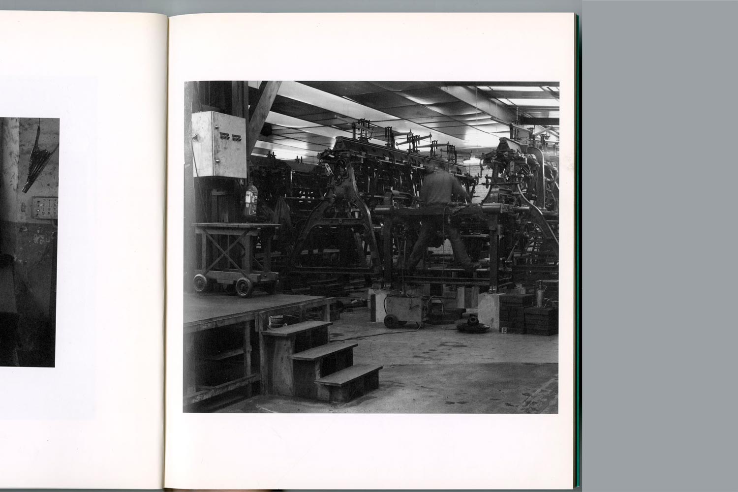 Buchseite des Buches USINES DE DENTELLE  Fotografie von Heiko Schäfer