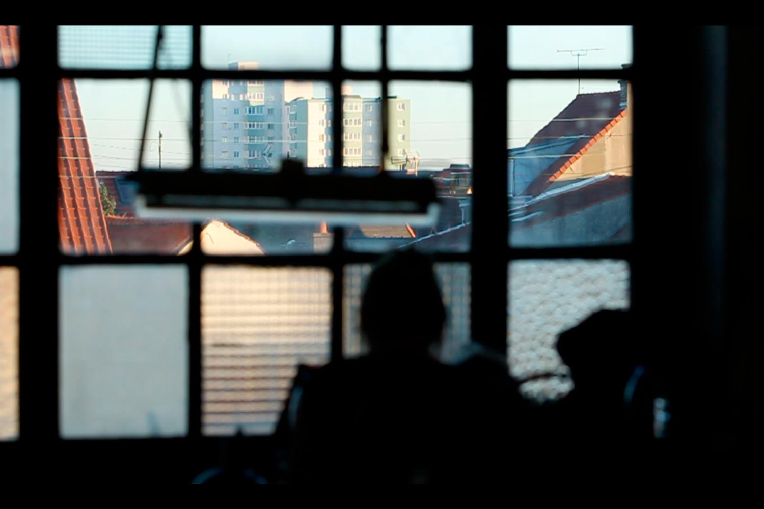 Die Silhouette einer Arbeiterin in der Textilfirma Codentel  Fotografie von Heiko Schäfer