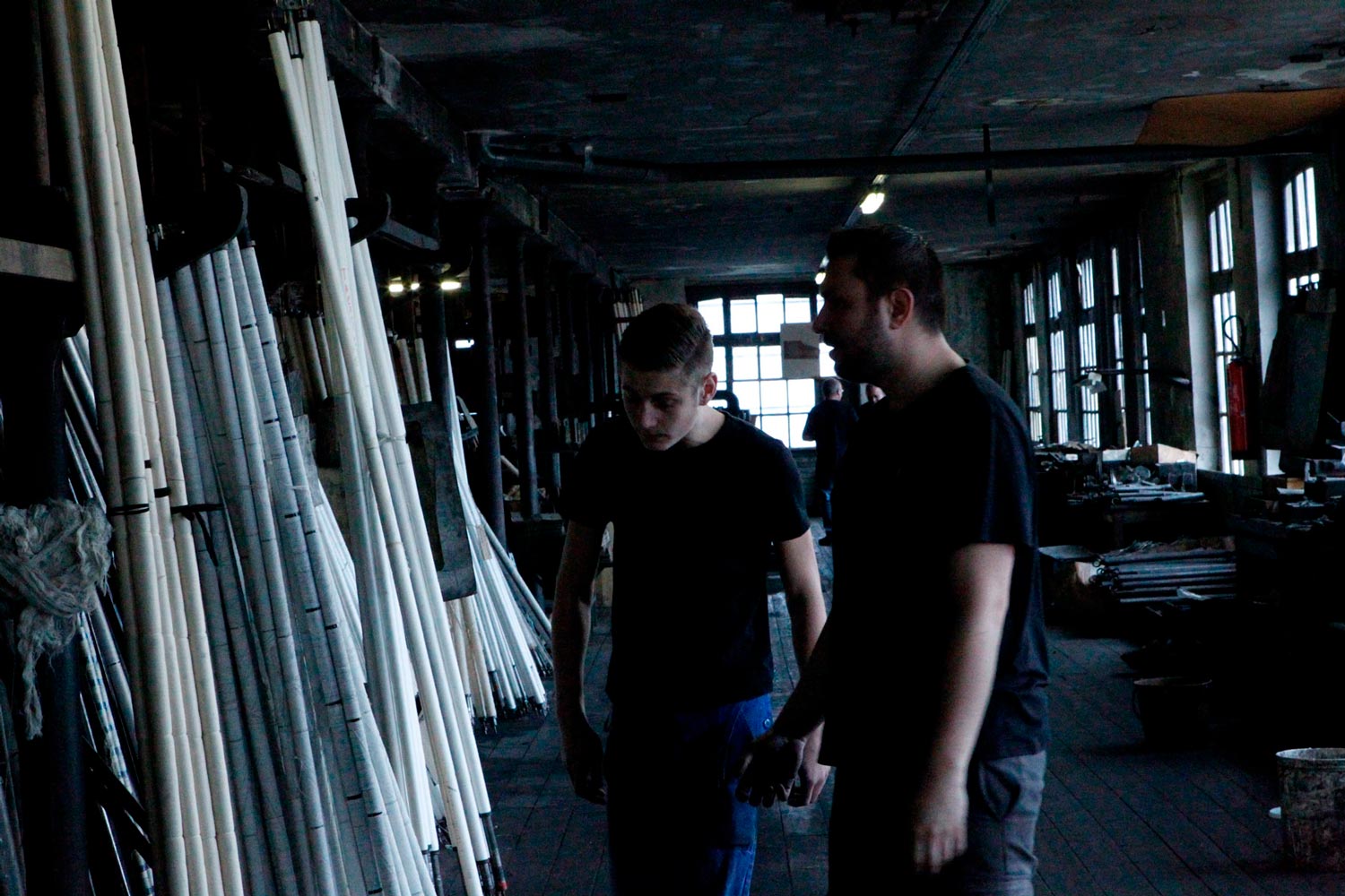 Der junge Textilarbeiter Matthieu läuft in der Textilfirma Codentel  Fotografie von Heiko Schäfer