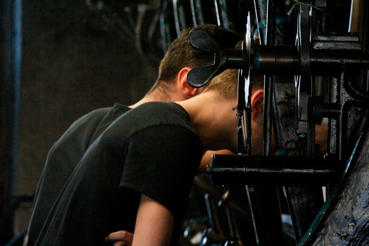 Der junge Arbeiter Matthieu arbeitet mit seinem Vater am Leavers Webstuhl in der Textilfabrik Codentel  Fotografie von Heiko Schäfer