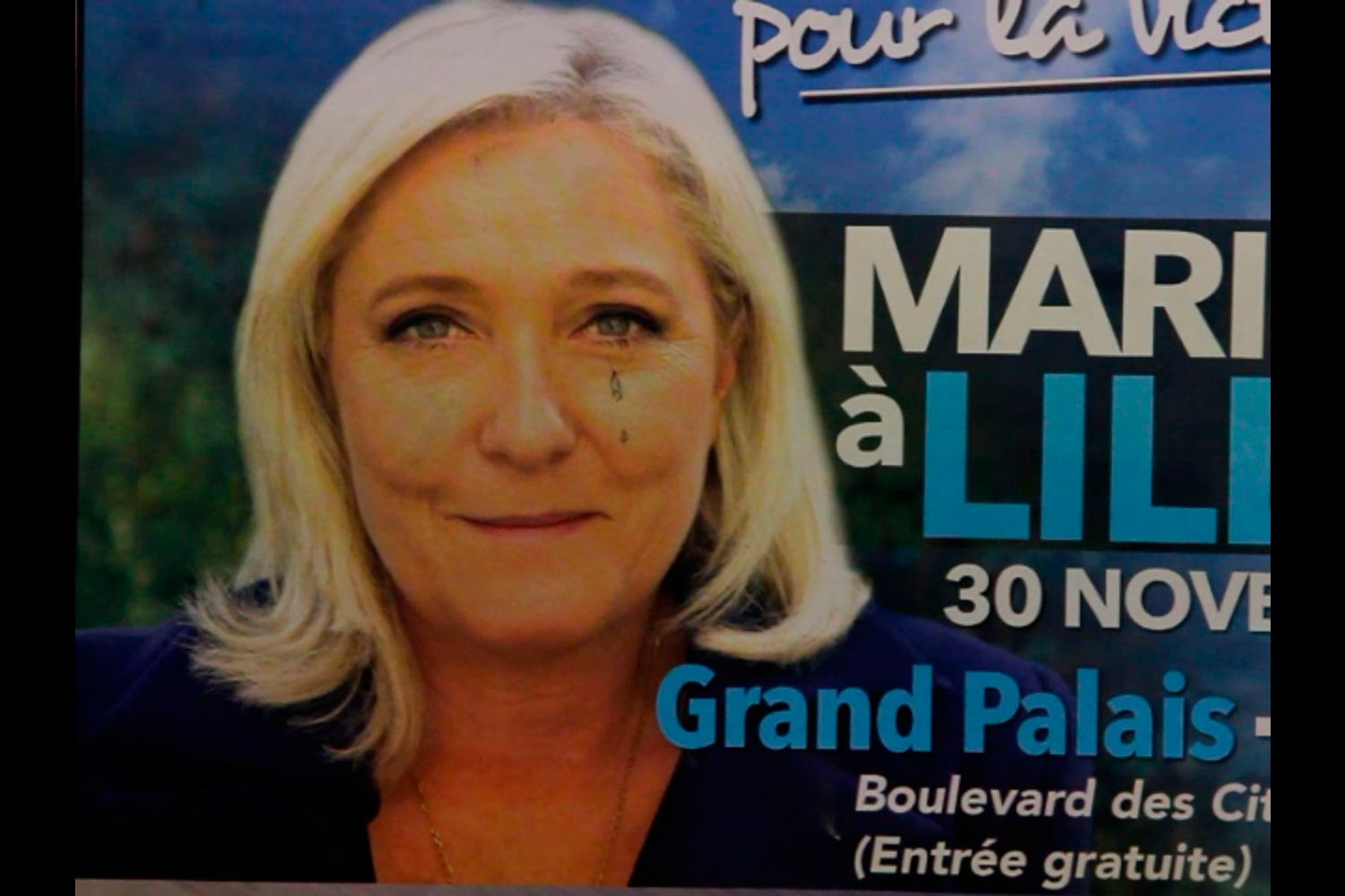 Wahlplakat der Politikerin Marine Le Pen an einer Wand der Textilfirma Codentel  Fotografie von Heiko Schäfer