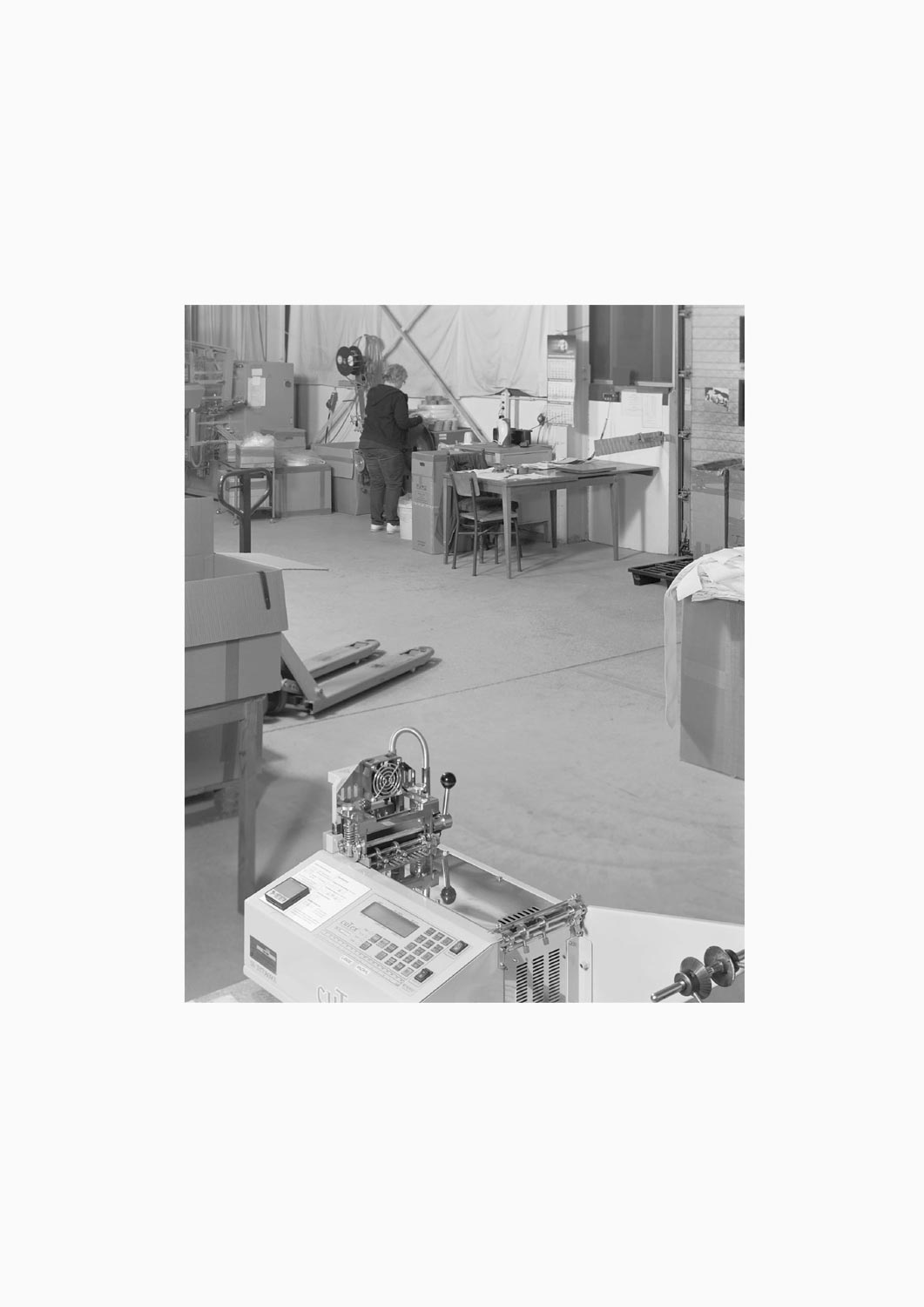 Eine Textilarbeiterin arbeitet an einer Maschine in der Firma M. Batex  Fotografie von Heiko Schäfer