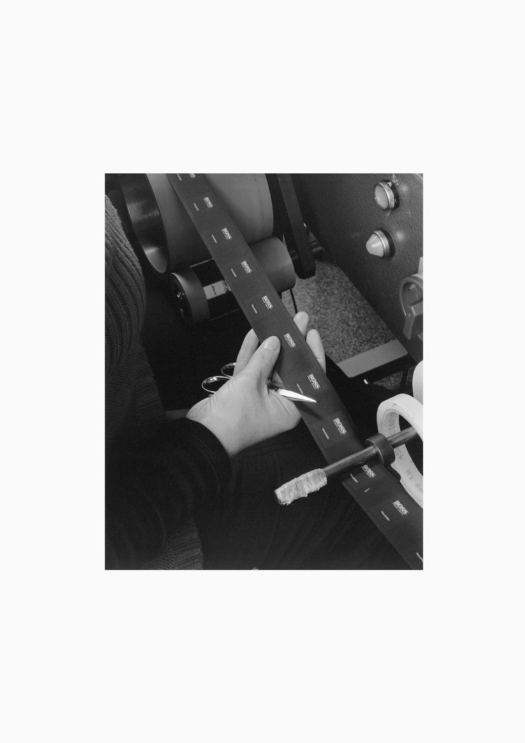 Eine Textilarbeiterin arbeitet an einer Maschine in der Firma Darcor Etiketten  Fotografie von Heiko Schäfer