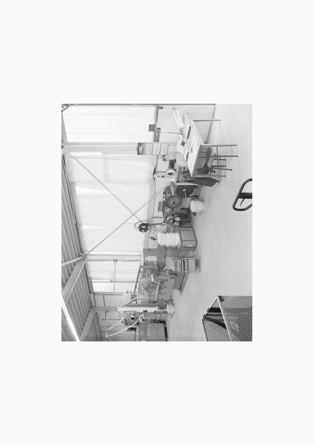 Eine Textilarbeiterin arbeitet in einer Halle der Firma M. Batex  Fotografie von Heiko Schäfer