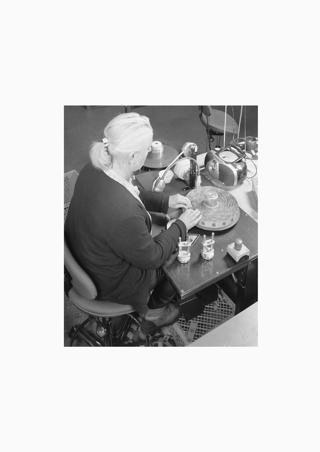 Eine Textilarbeiterin arbeitet an einer Maschine in der Firma Darcor Etiketten  Fotografie von Heiko Schäfer