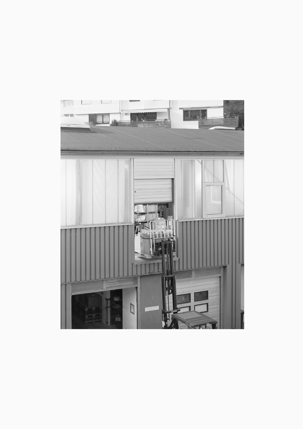 Eine Textilarbeiterin arbeitet in einer Halle der Firma M. Batex  Fotografie von Heiko Schäfer