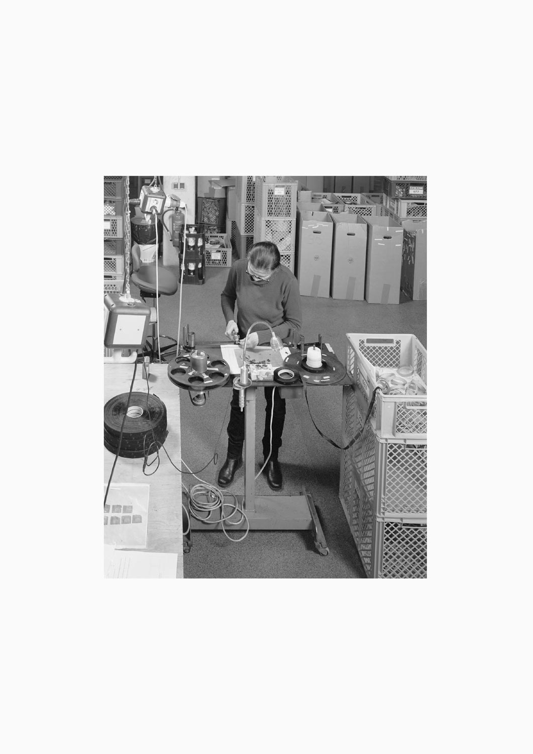 Eine Textilarbeiterin arbeitet an einer Maschine in der Firma Darcor Etiketten  Fotografie von Heiko Schäfer