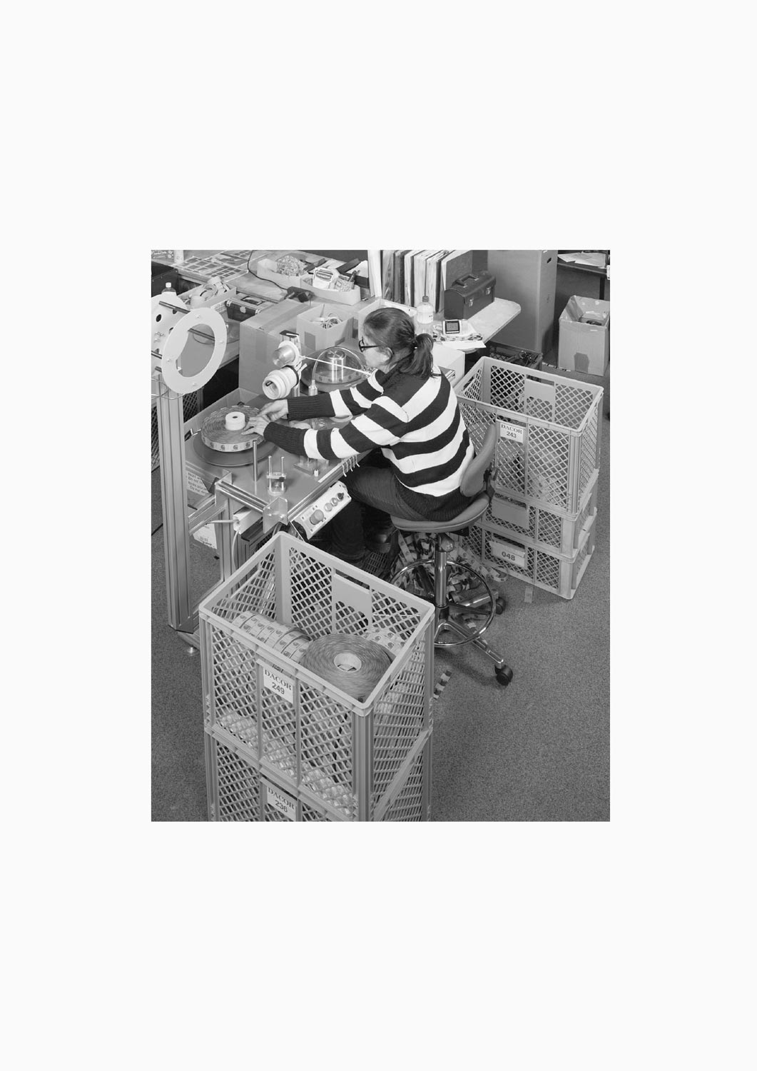 Eine Textilarbeiterin arbeitet an einer Maschine in der Firma Darcor Etiketten  Fotografie von Heiko Schäfer