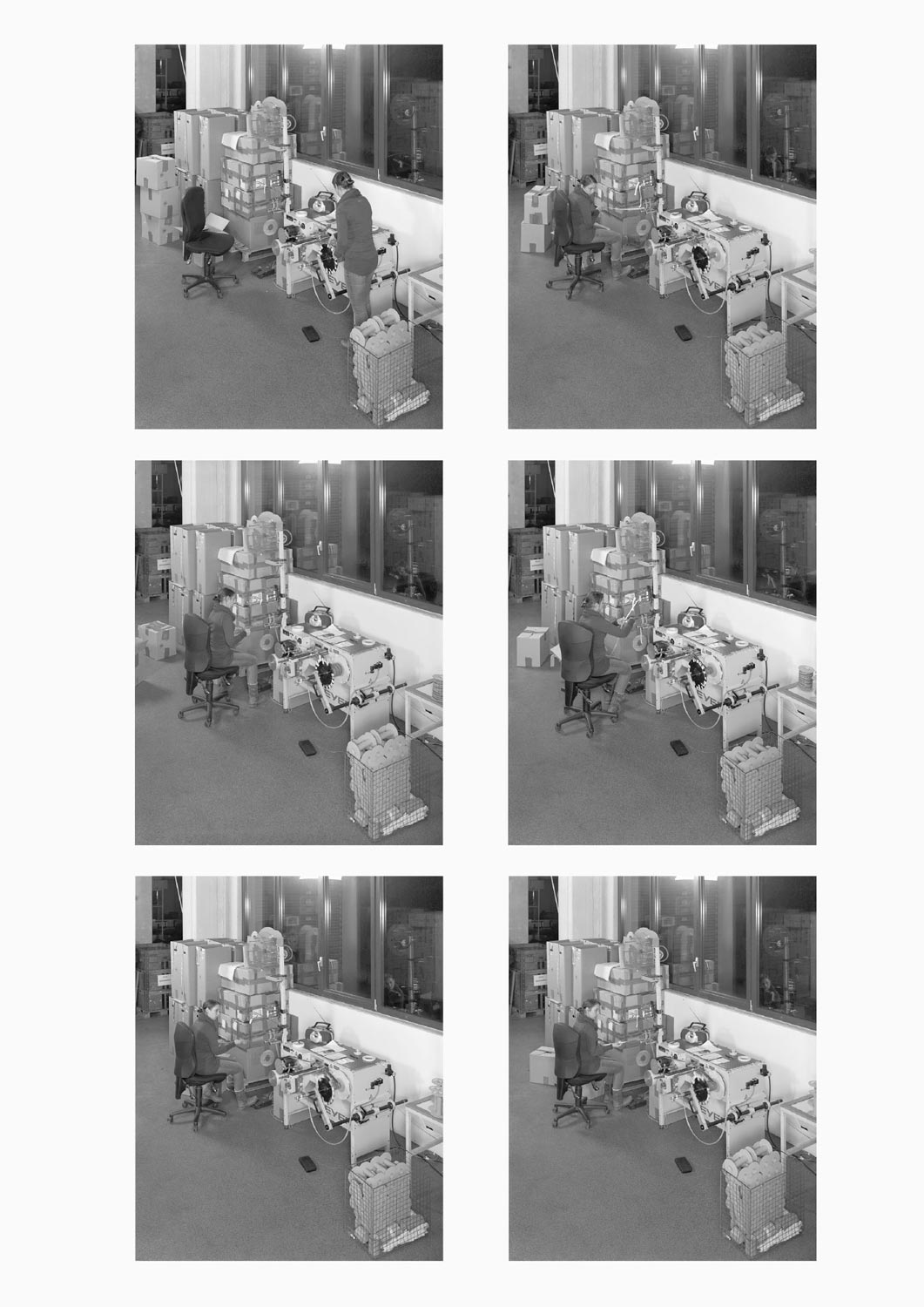 Eine Textilarbeiterin arbeitet an einer Maschine in der Firma Darcor Etiketten  Fotografie von Heiko Schäfer