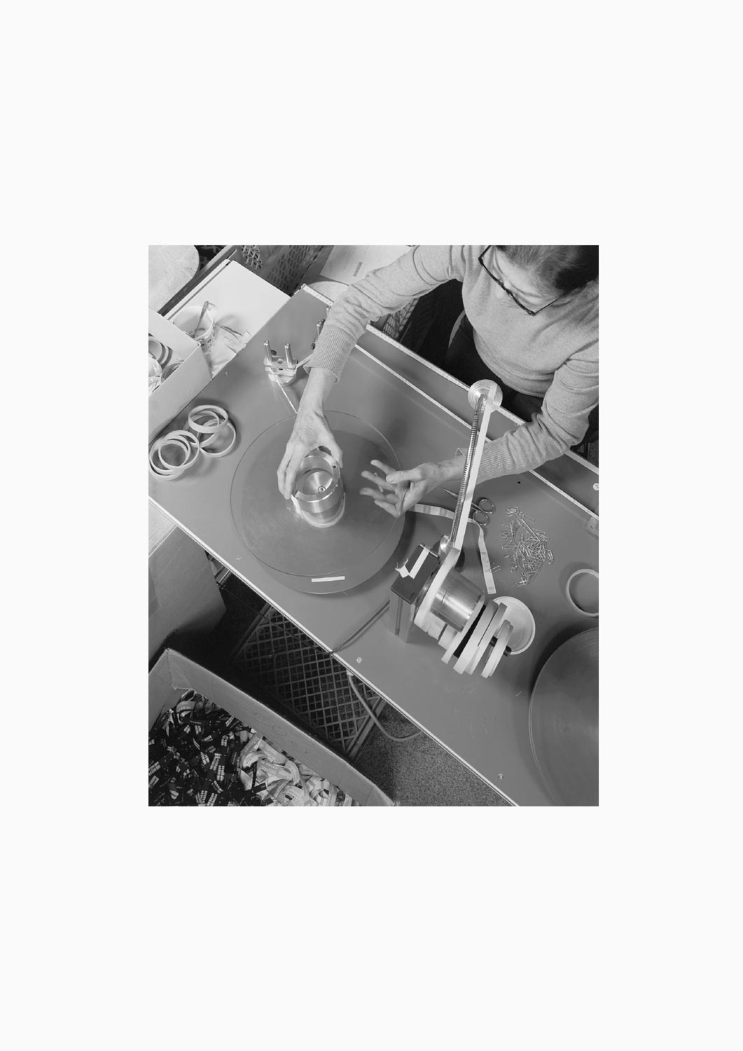 Eine Textilarbeiterin arbeitet an einer Maschine in der Firma Darcor Etiketten  Fotografie von Heiko Schäfer