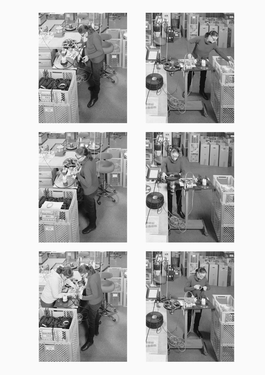 Eine Textilarbeiterin arbeitet an einer Maschine in der Firma Darcor Etiketten  Fotografie von Heiko Schäfer