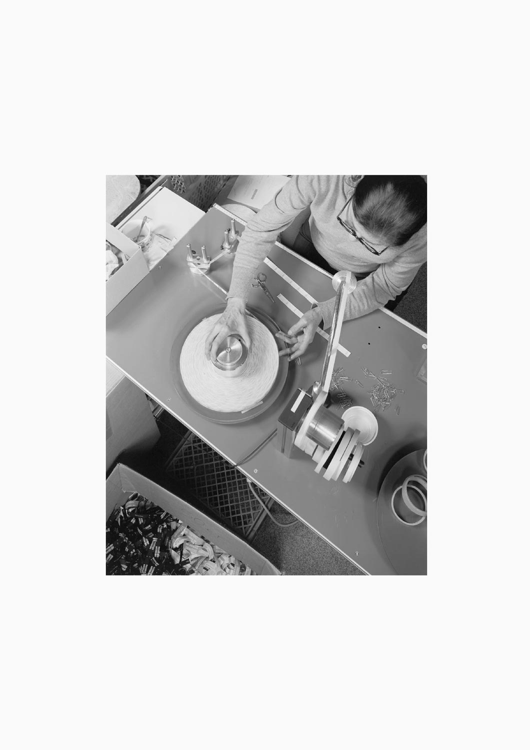 Eine Textilarbeiterin arbeitet an einer Maschine in der Firma Darcor Etiketten  Fotografie von Heiko Schäfer