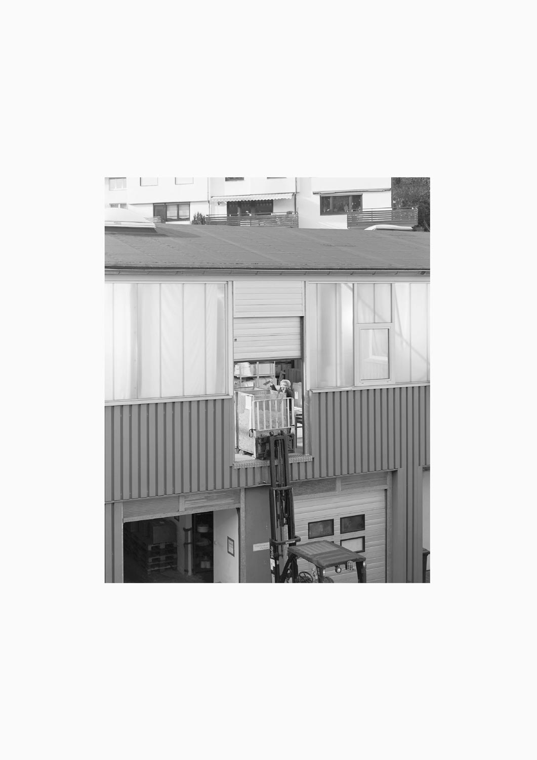 Eine Textilarbeiterin arbeitet in einer Halle der Firma M. Batex  Fotografie von Heiko Schäfer