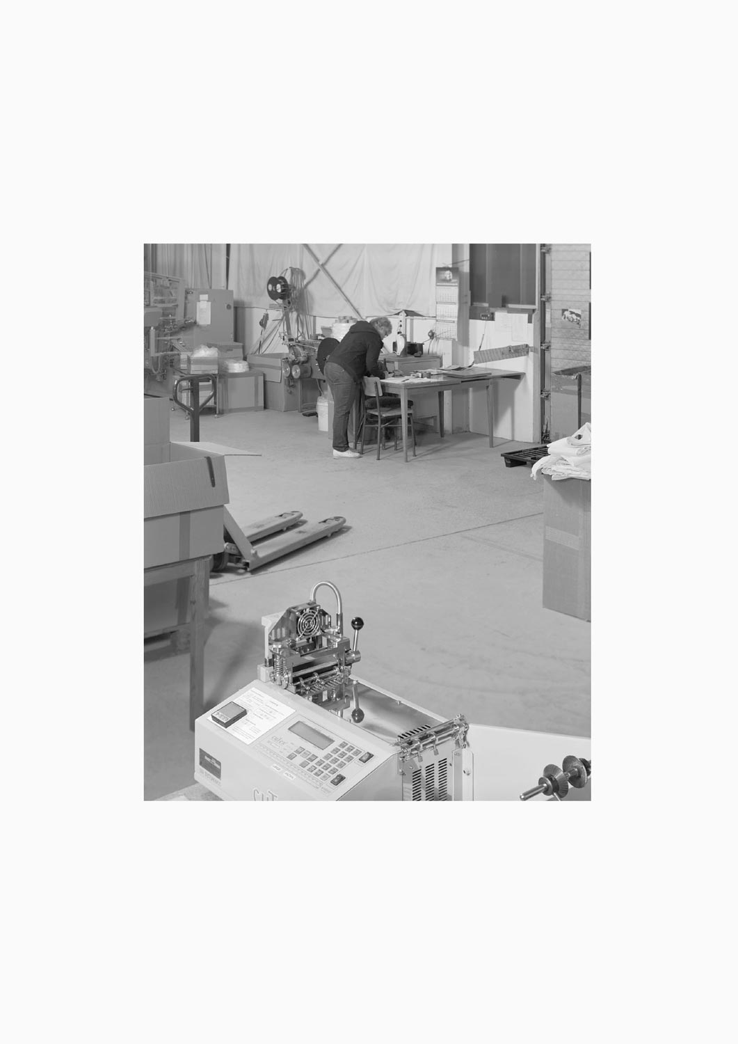 Eine Textilarbeiterin arbeitet an einer Maschine in der Firma M. Batex  Fotografie von Heiko Schäfer