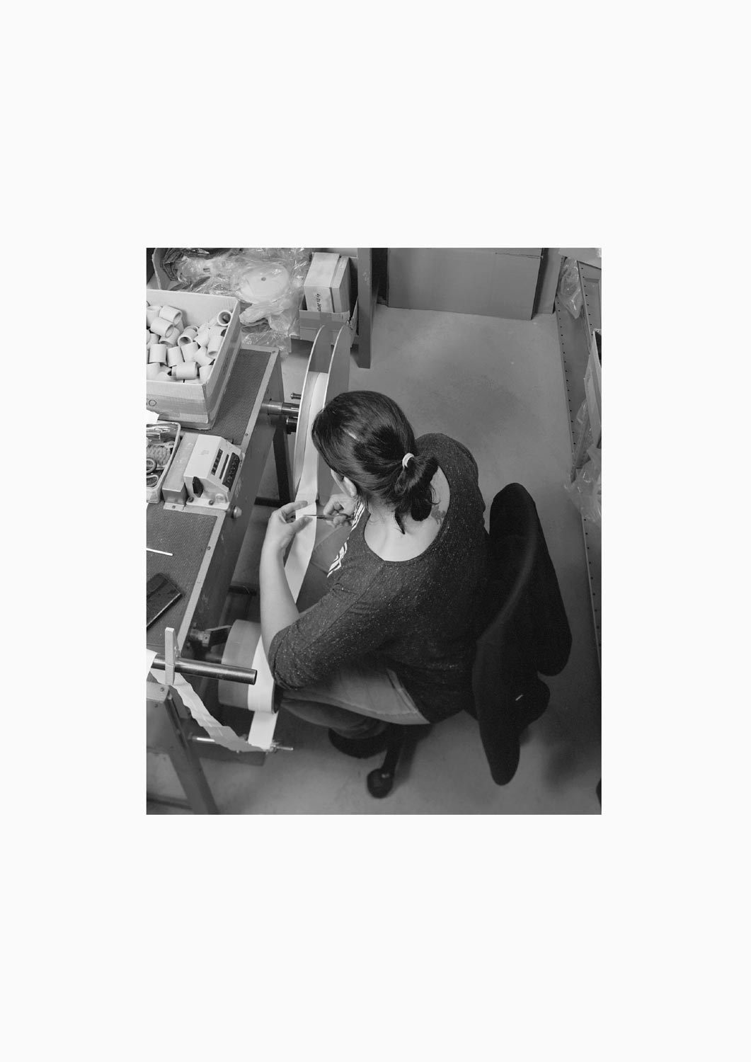 Eine Textilarbeiterin arbeitet an einer Maschine in der Firma M. Batex  Fotografie von Heiko Schäfer