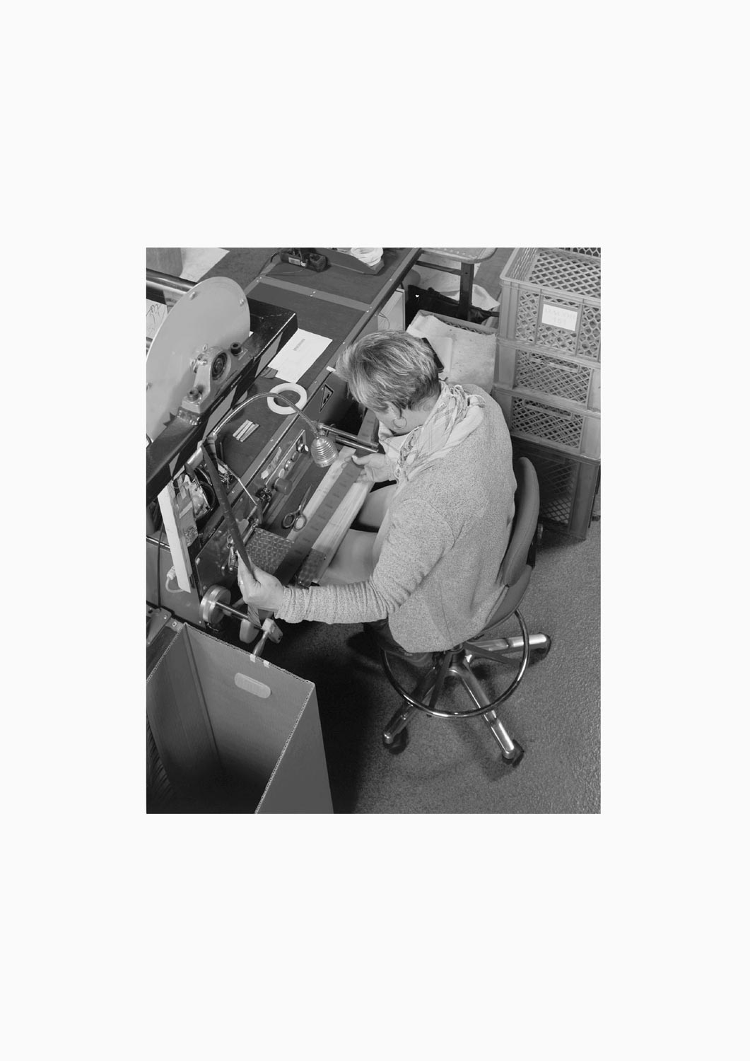 Eine Textilarbeiterin arbeitet an einer Maschine in der Firma Darcor Etiketten  Fotografie von Heiko Schäfer