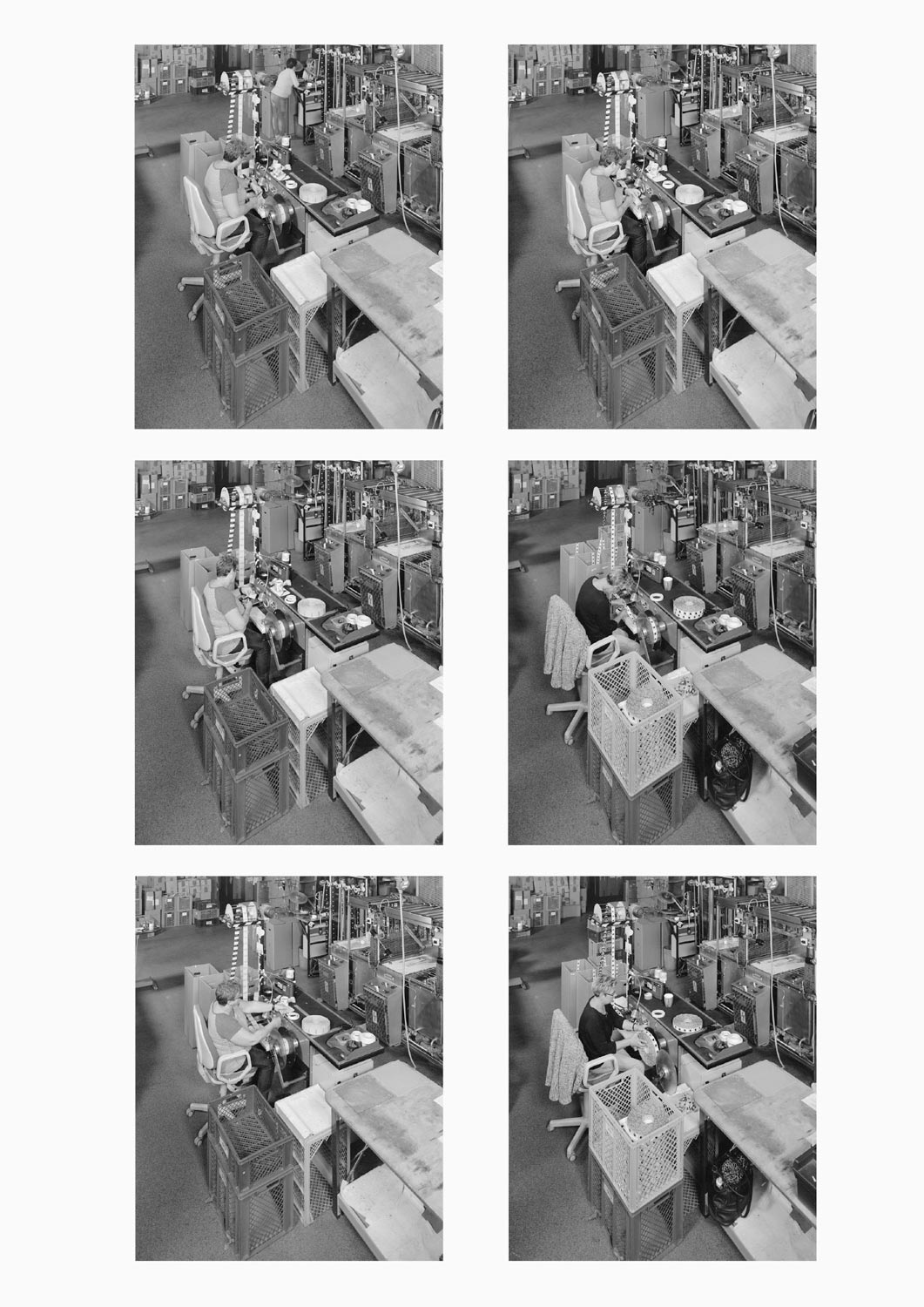 Eine Textilarbeiterin arbeitet an einer Maschine in der Firma Darcor Etiketten  Fotografie von Heiko Schäfer