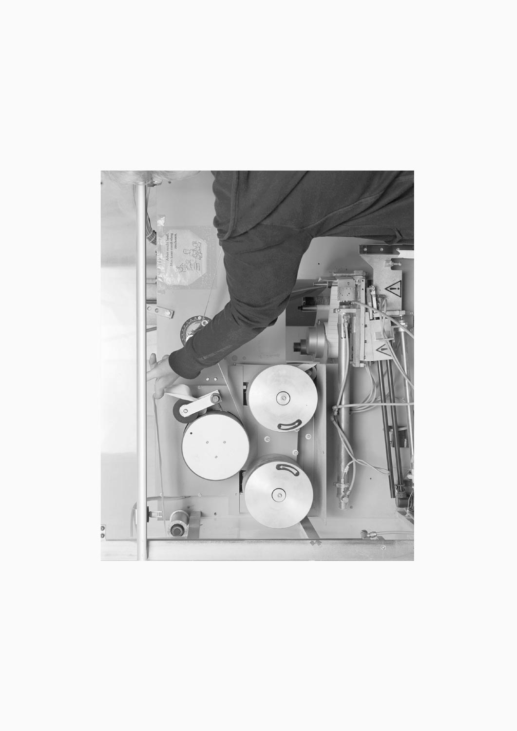 Eine Textilarbeiterin arbeitet an einer Maschine in der Firma M. Batex  Fotografie von Heiko Schäfer