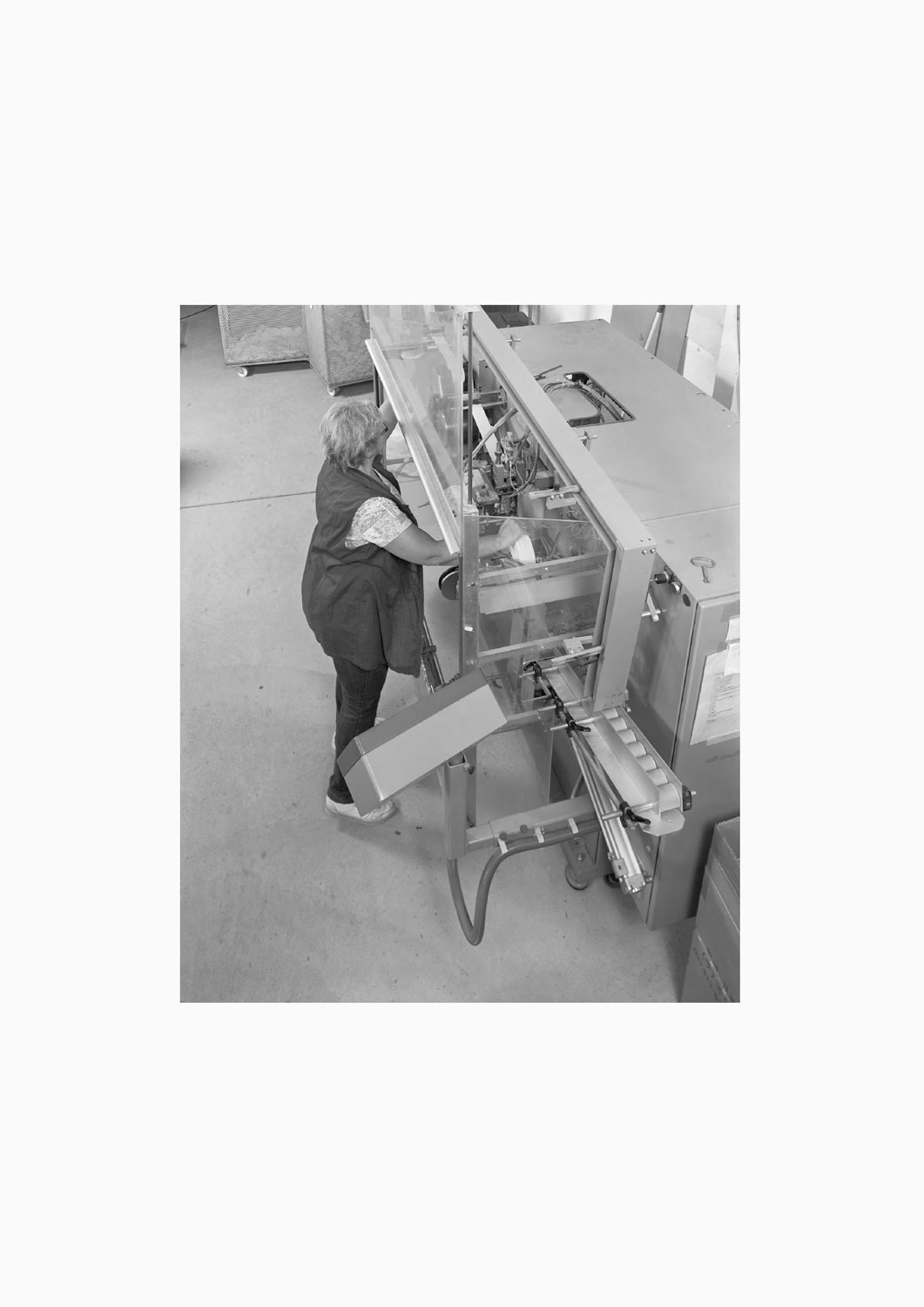 Eine Textilarbeiterin arbeitet an einer Maschine in der Firma M. Batex  Fotografie von Heiko Schäfer