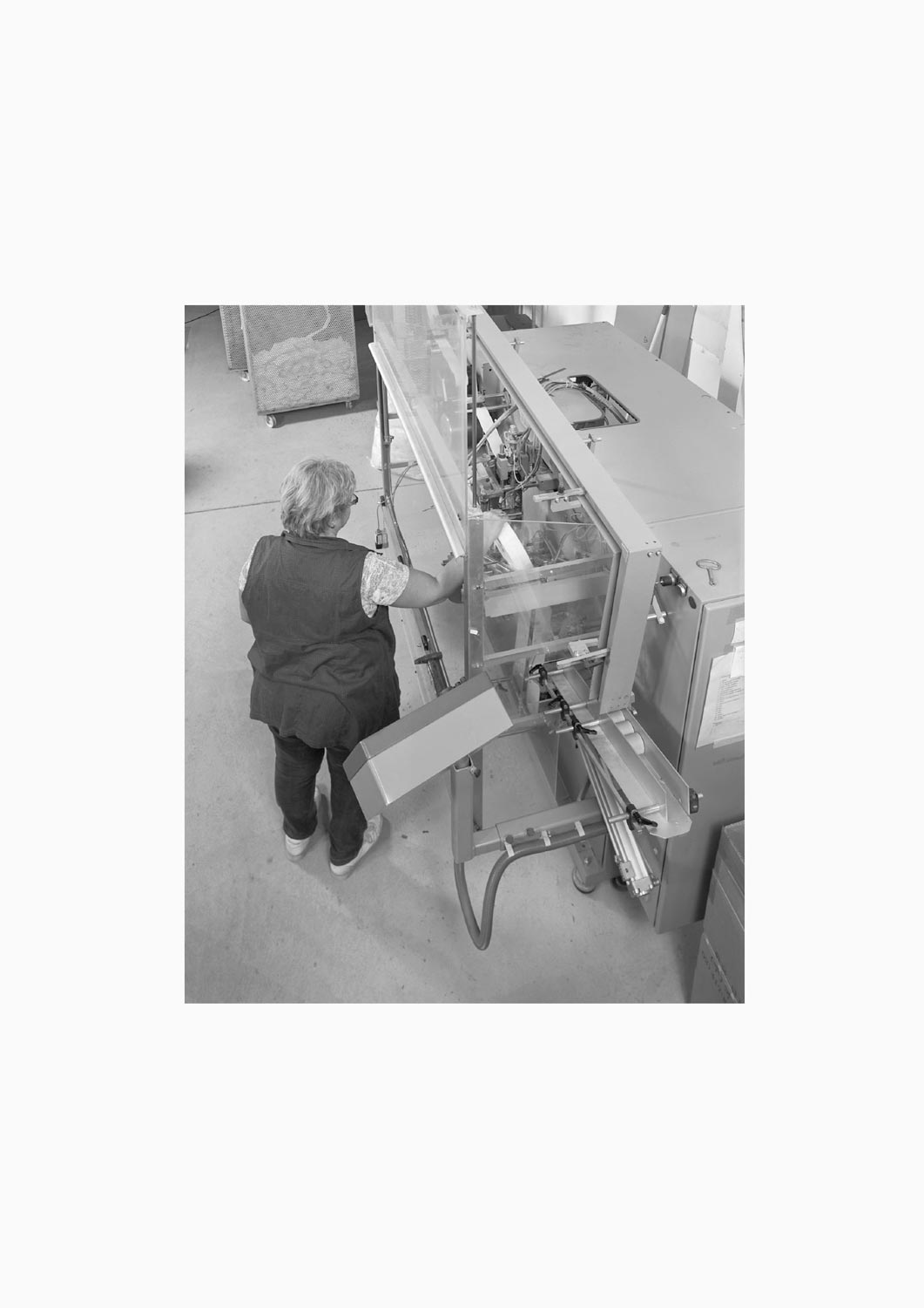 Eine Textilarbeiterin arbeitet an einer Maschine in der Firma M. Batex  Fotografie von Heiko Schäfer