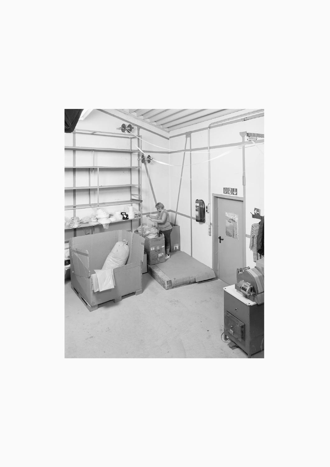 Eine Textilarbeiterin arbeitet an einer Maschine in der Firma M. Batex  Fotografie von Heiko Schäfer