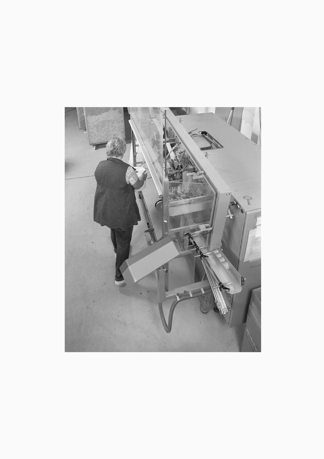 Eine Textilarbeiterin arbeitet an einer Maschine in der Firma M. Batex  Fotografie von Heiko Schäfer