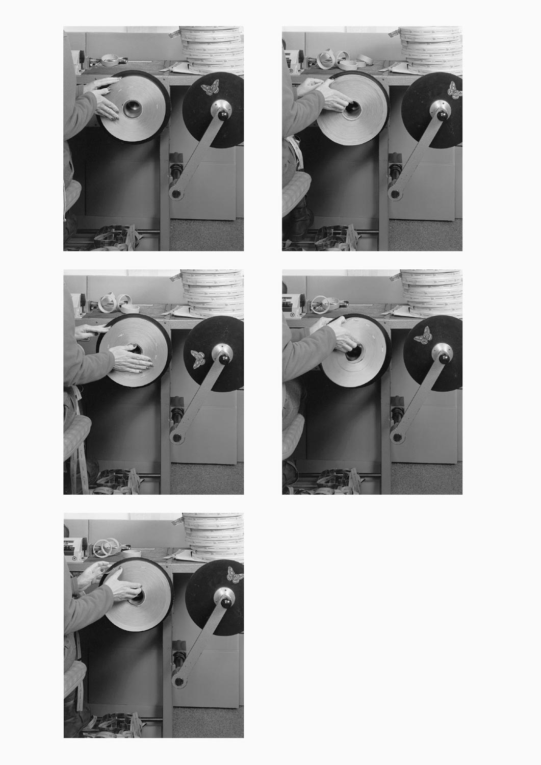 Eine Textilarbeiterin arbeitet an einer Maschine in der Firma Darcor Etiketten  Fotografie von Heiko Schäfer