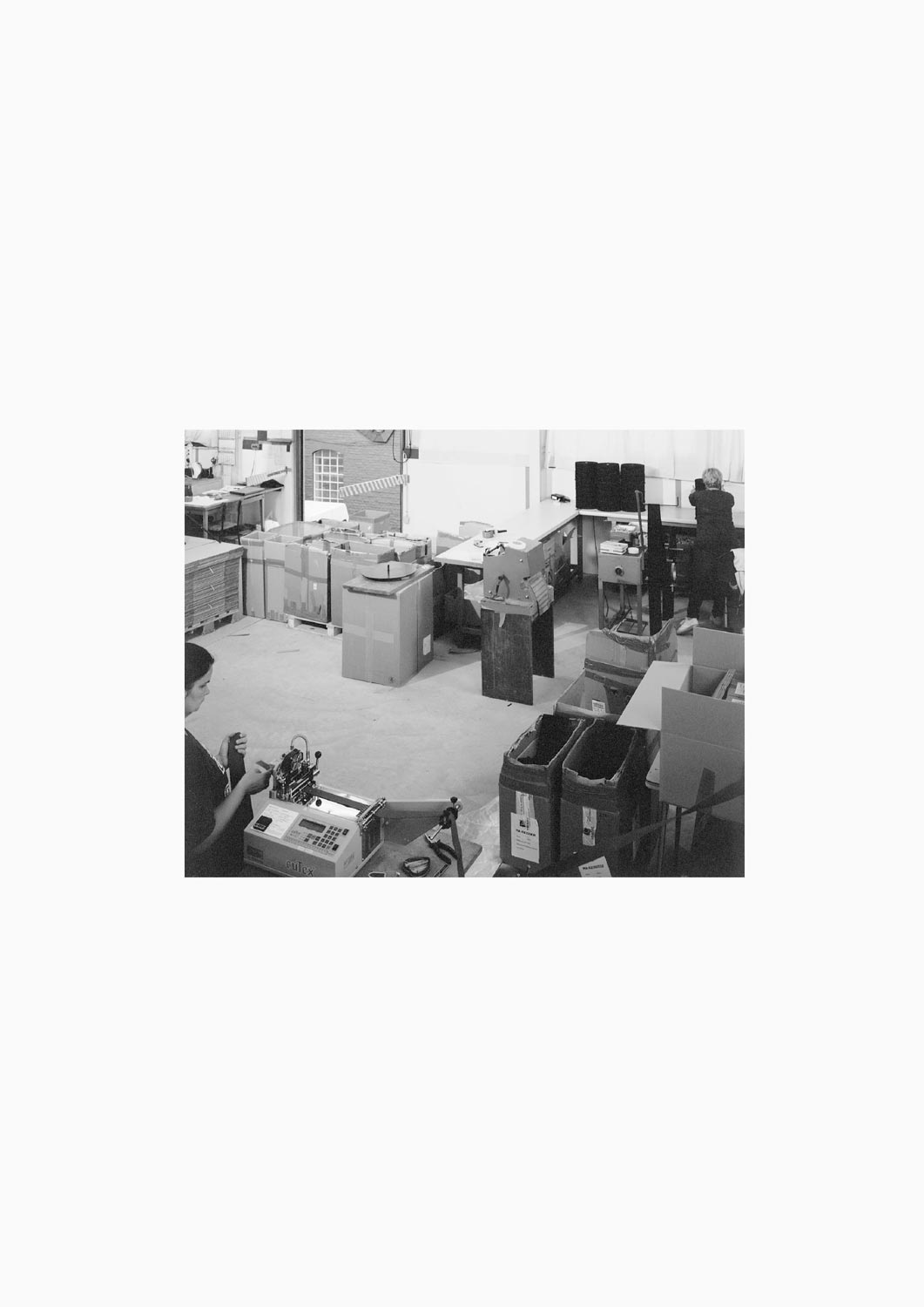 Eine Textilarbeiterin arbeitet an einer Maschine in der Firma M. Batex  Fotografie von Heiko Schäfer