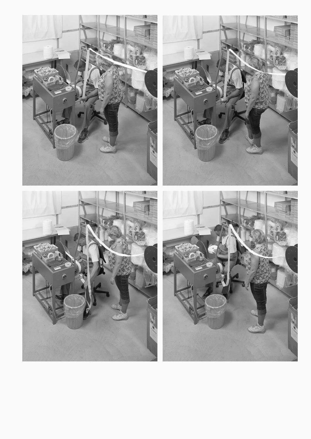 Eine Textilarbeiterin lernt einen Textilarbeiter an einer Maschine ein in der Firma M. Batex  Fotografie von Heiko Schäfer