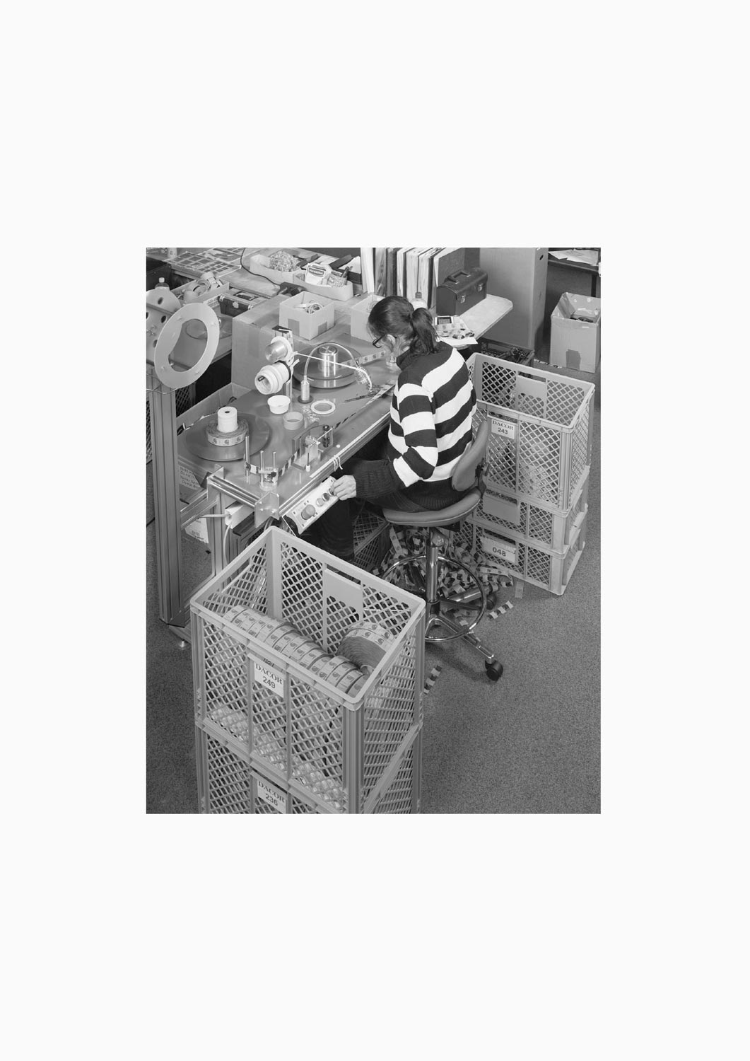 Eine Textilarbeiterin arbeitet an einer Maschine in der Firma Darcor Etiketten  Fotografie von Heiko Schäfer