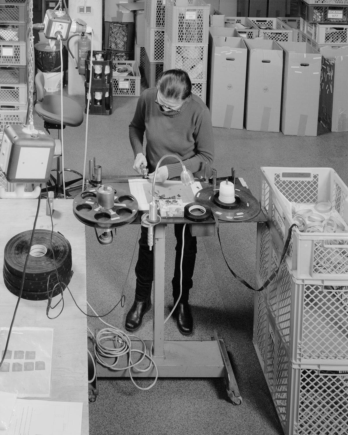 Eine Textilarbeiterin arbeitet an einer Maschine in der Firma Darcor Etiketten  Fotografie von Heiko Schäfer