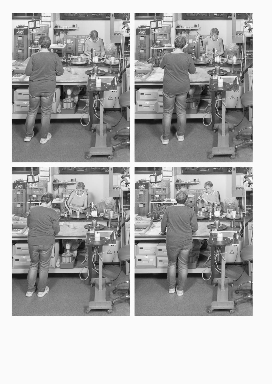 Eine Textilarbeiterin arbeitet an einem Arbeitstisch in der Firma Darcor Etiketten  Fotografie von Heiko Schäfer