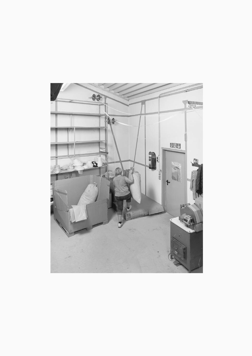 Eine Textilarbeiterin arbeitet an einer Maschine in der Firma M. Batex  Fotografie von Heiko Schäfer