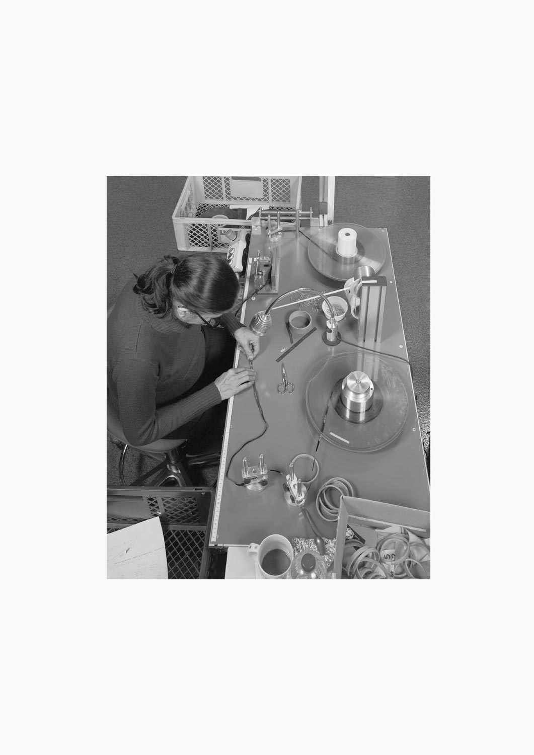 Eine Textilarbeiterin arbeitet an einer Maschine in der Firma Darcor Etiketten  Fotografie von Heiko Schäfer