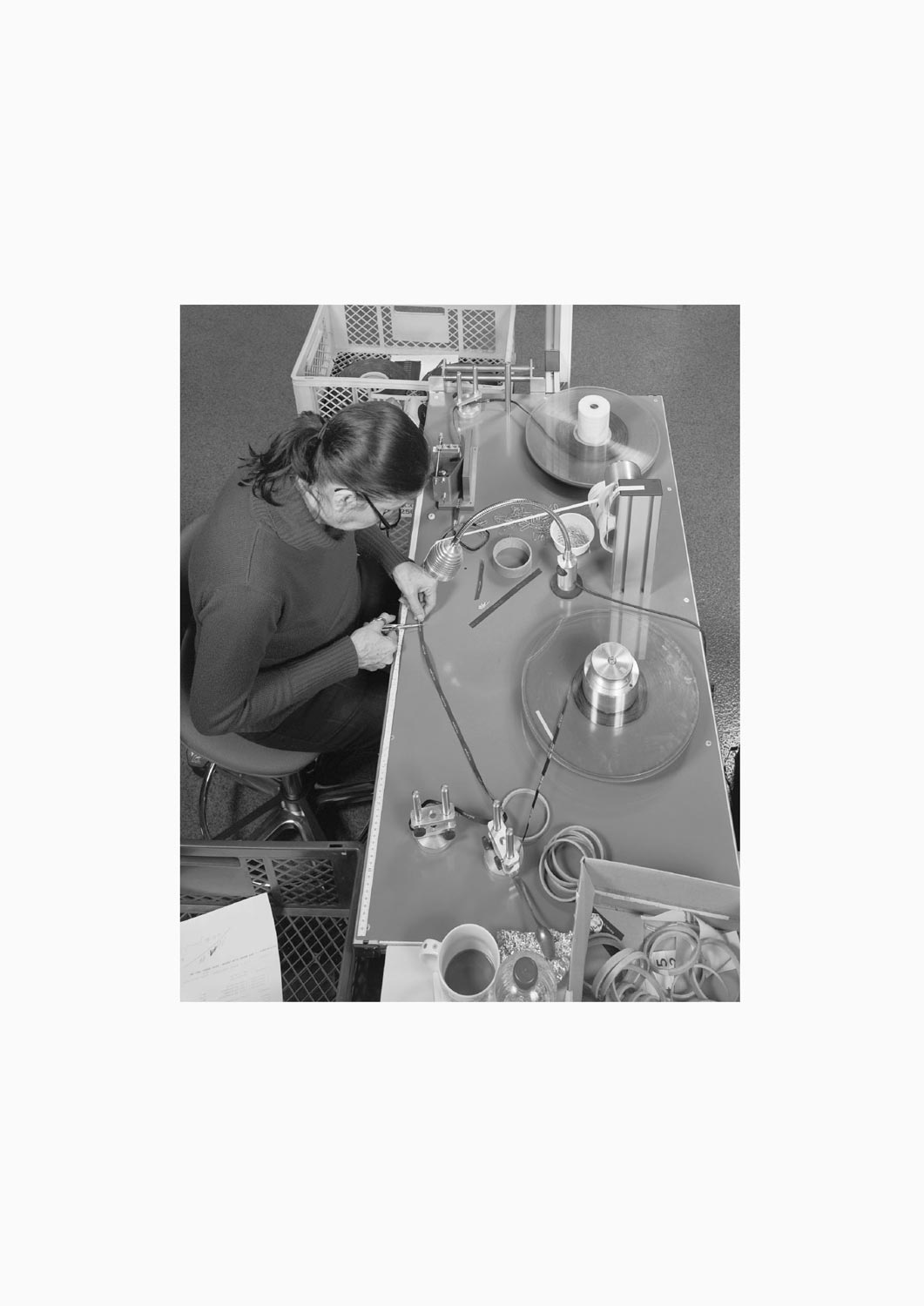 Eine Textilarbeiterin arbeitet an einer Maschine in der Firma Darcor Etiketten  Fotografie von Heiko Schäfer