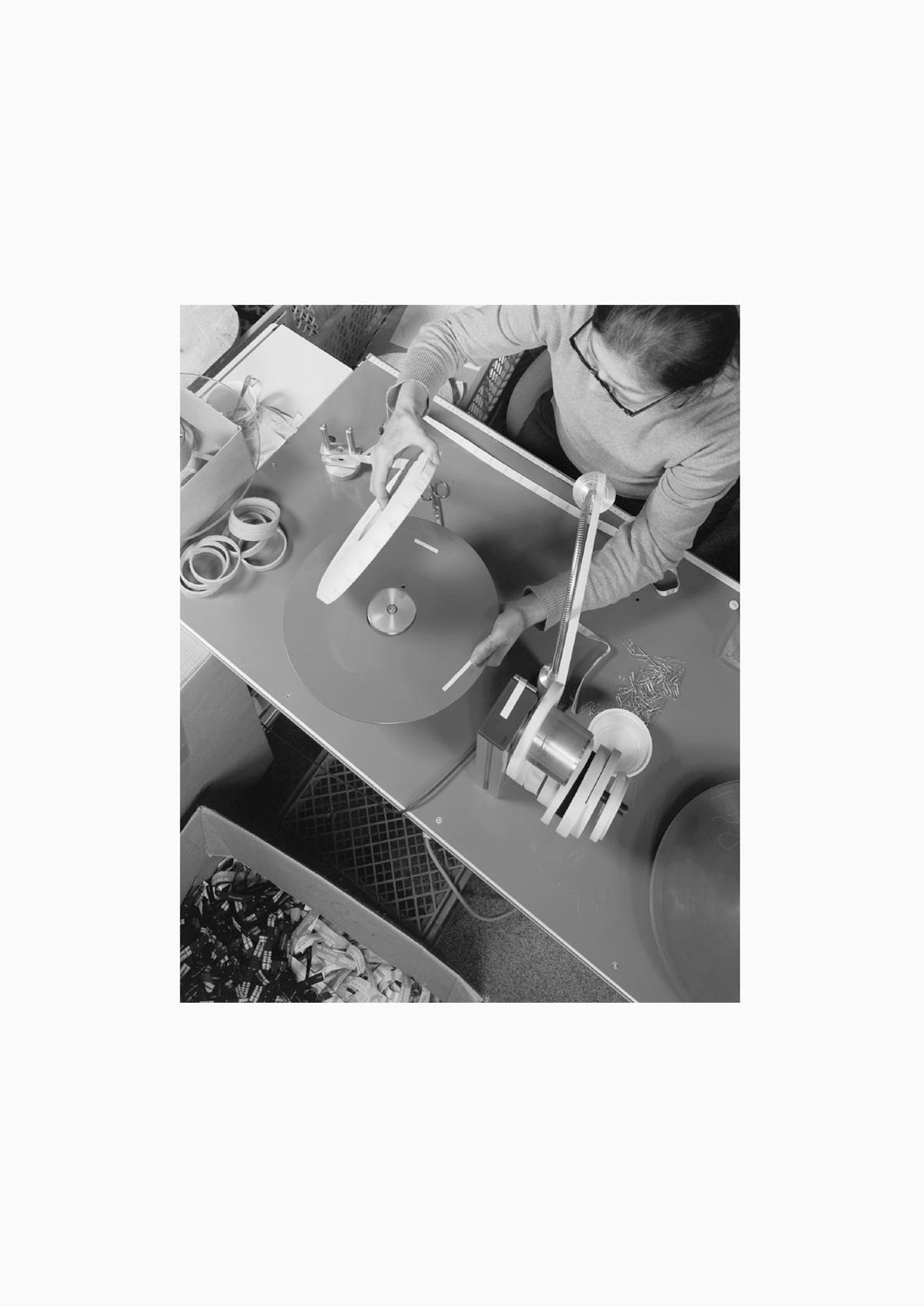 Eine Textilarbeiterin arbeitet an einer Maschine in der Firma Darcor Etiketten  Fotografie von Heiko Schäfer