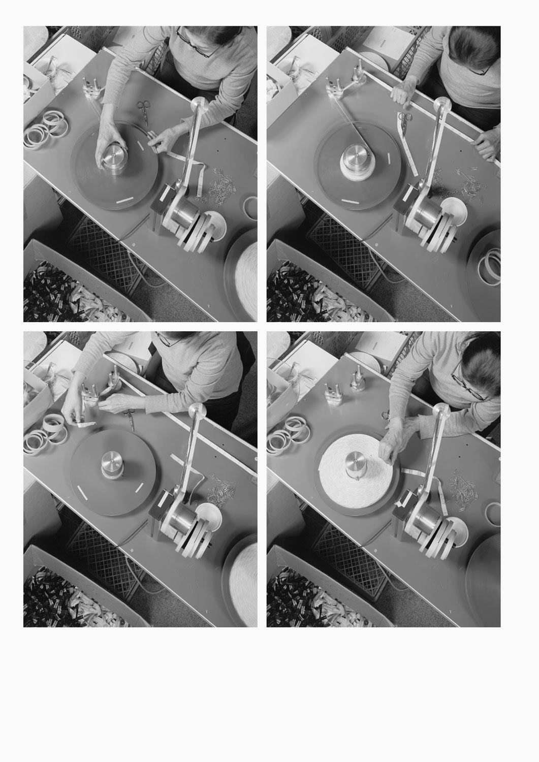 Eine Textilarbeiterin arbeitet an einer Maschine in der Firma Darcor Etiketten  Fotografie von Heiko Schäfer