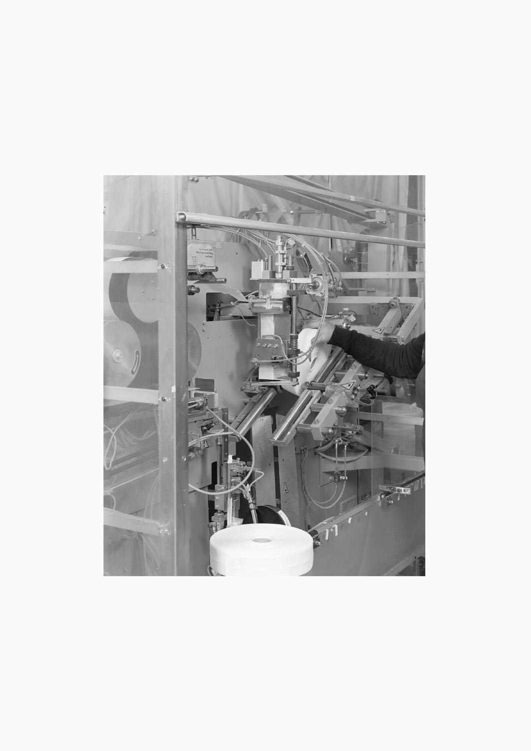 Textilmaschine mit Hand einer Textilarbeiterin in der Firma M. Batex  Fotografie von Heiko Schäfer