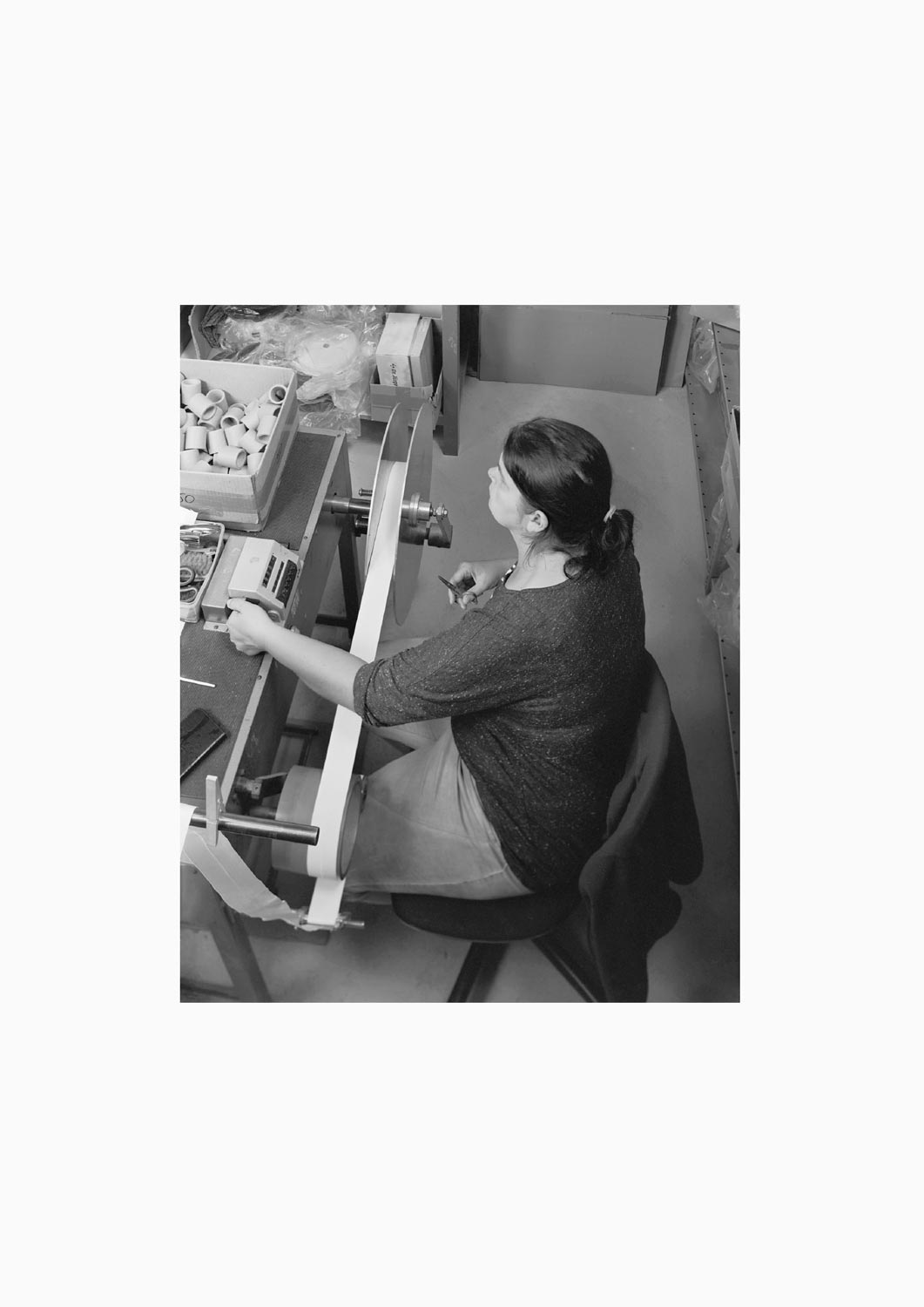 Eine Textilarbeiterin arbeitet an einer Maschine in der Firma M. Batex  Fotografie von Heiko Schäfer