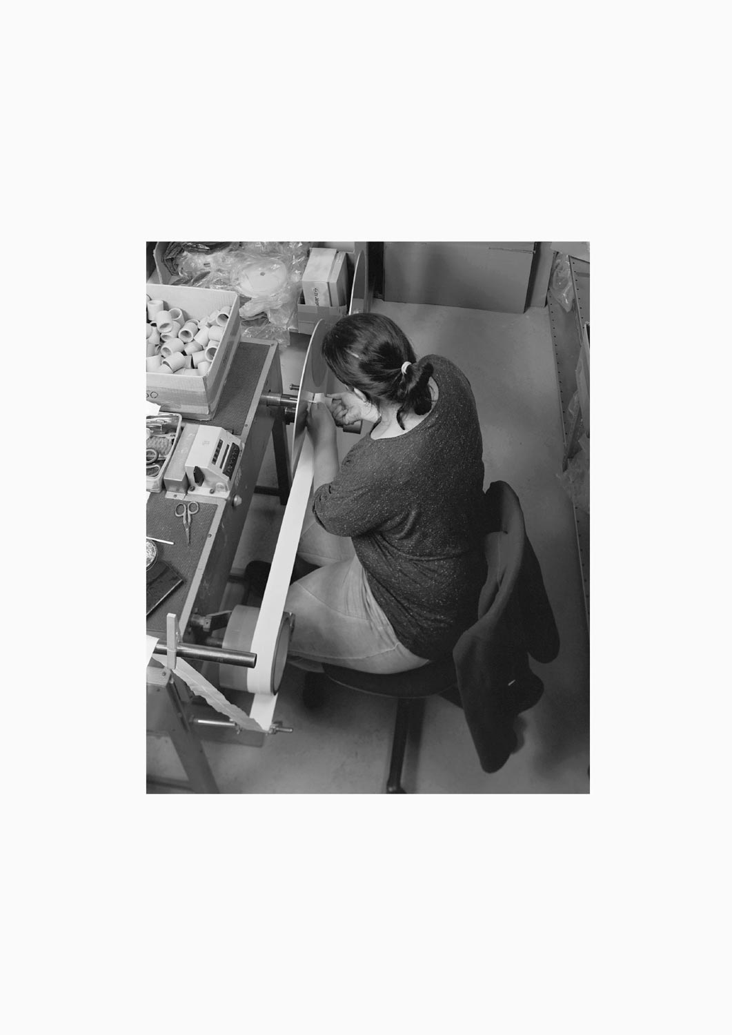 Eine Textilarbeiterin arbeitet an einer Maschine in der Firma M. Batex  Fotografie von Heiko Schäfer