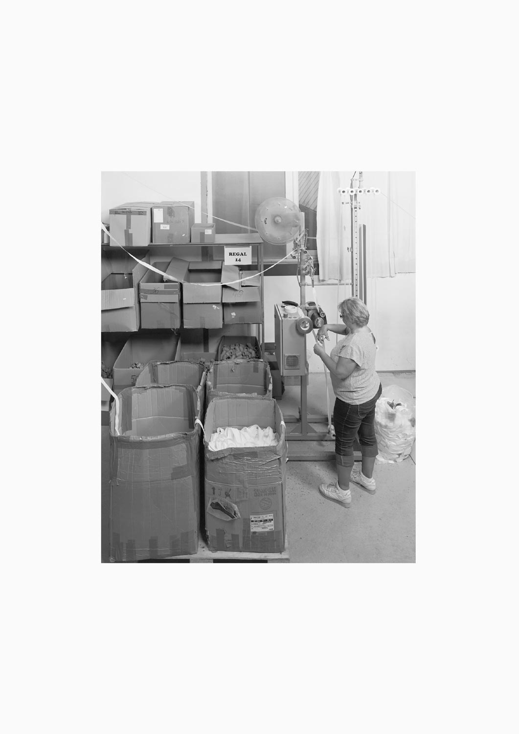 Eine Textilarbeiterin arbeitet an einer Maschine in der Firma M. Batex  Fotografie von Heiko Schäfer