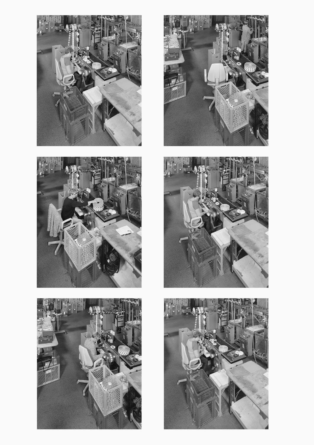 Eine Textilarbeiterin arbeitet an einer Maschine in der Firma Darcor Etiketten  Fotografie von Heiko Schäfer