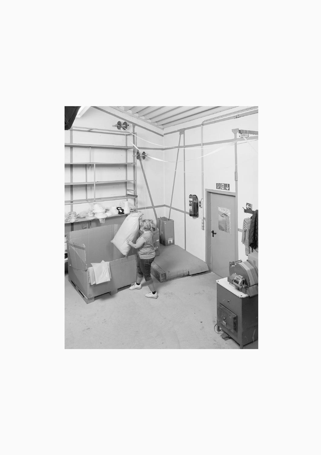 Eine Textilarbeiterin arbeitet an einer Maschine in der Firma M. Batex  Fotografie von Heiko Schäfer