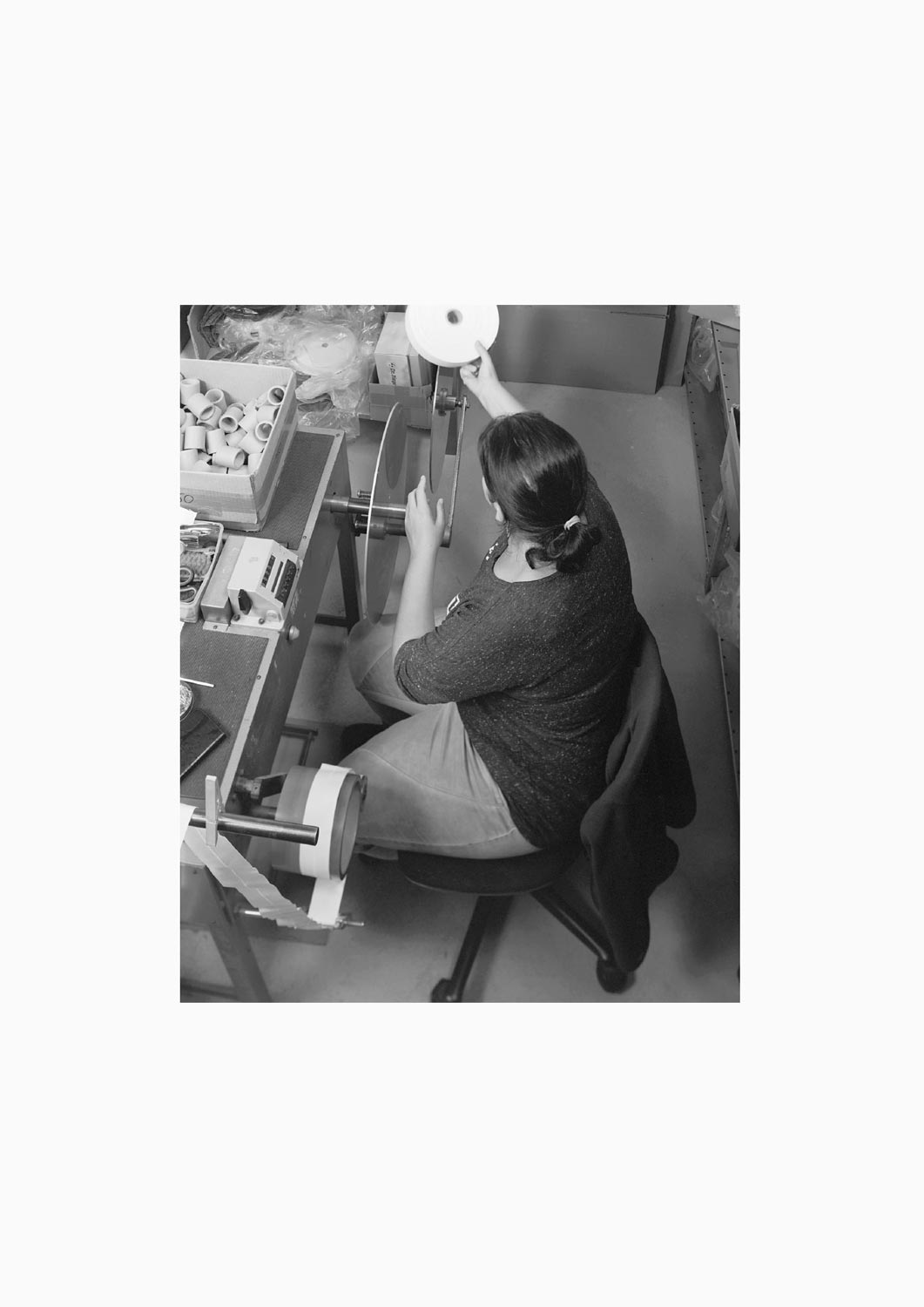 Eine Textilarbeiterin arbeitet an einer Maschine in der Firma M. Batex  Fotografie von Heiko Schäfer