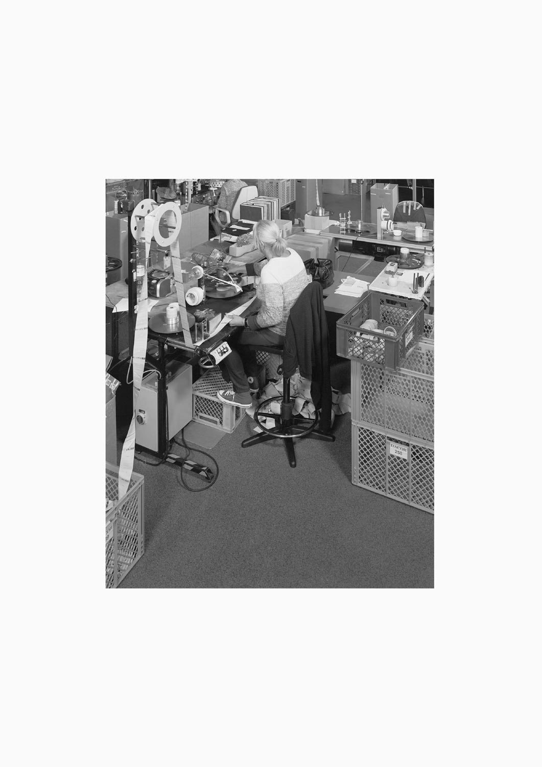 Eine Textilarbeiterin arbeitet an einer Maschine in der Firma Darcor Etiketten  Fotografie von Heiko Schäfer