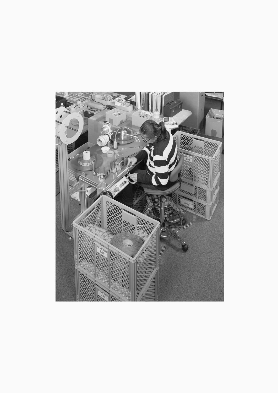 Eine Textilarbeiterin arbeitet an einer Maschine in der Firma Darcor Etiketten  Fotografie von Heiko Schäfer