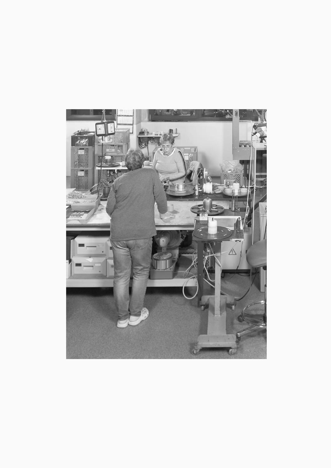 Eine Textilarbeiterinspricht mit einer anderen Arbeiterin in der Firma Darcor Etiketten  Fotografie von Heiko Schäfer